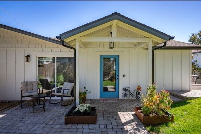 Building Photo - 2 bedroom 1 bath Unit 2130 Vine St  A