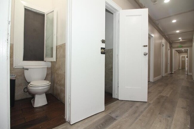 Photo - 647 W 18th St