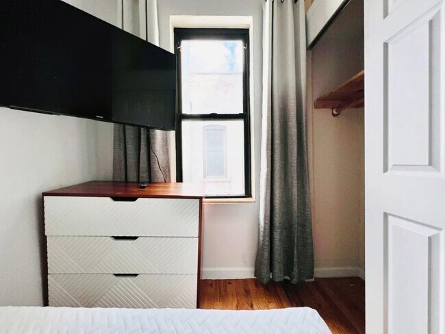 Photo - Furnished room/NOT APARTMENT Unit 4L