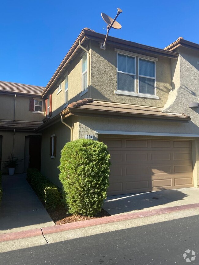 Building Photo - Folsom Parkway - 2 Bdrm, 2.5 bath located ... Rental