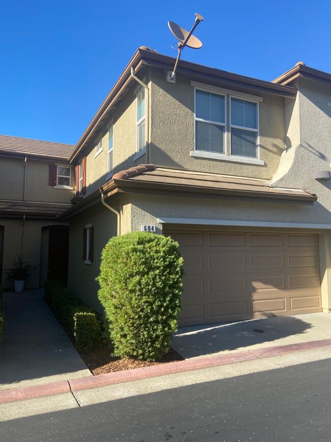 Folsom Parkway - 2 Bdrm, 2.5 bath located ... - Folsom Parkway - 2 Bdrm, 2.5 bath located ... House