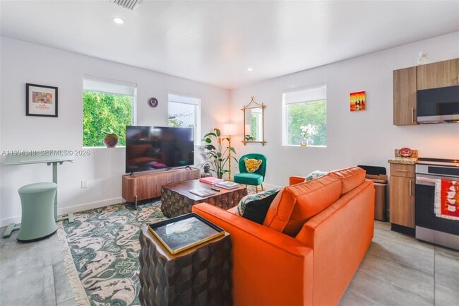 Building Photo - 165 NW 39th St Unit 7