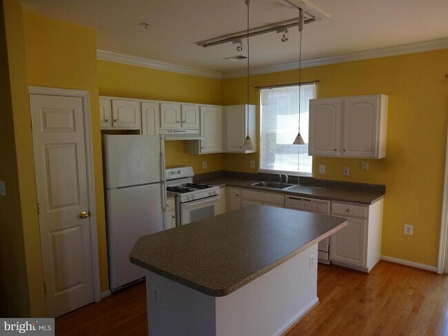 Photo - 21836 Jarvis Square