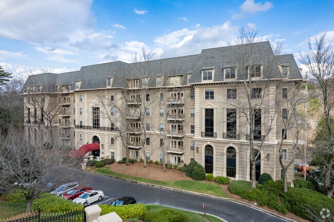 Photo - Le Chateau Apartments