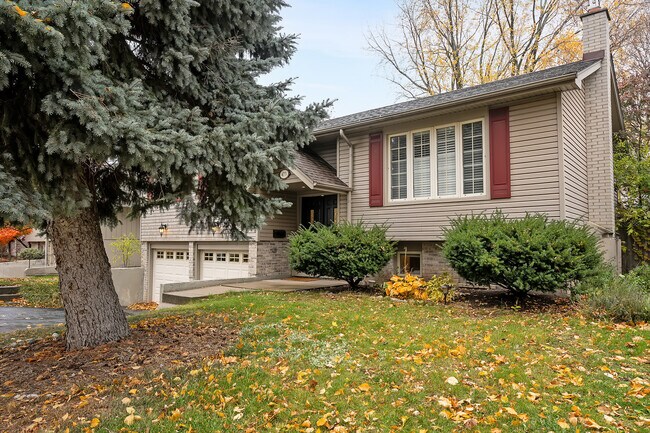 Photo - 475 Sparling Crescent