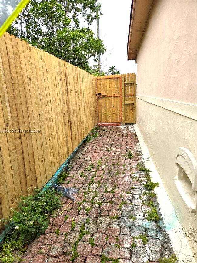 Photo - 4610 SW 40th St Unit 1