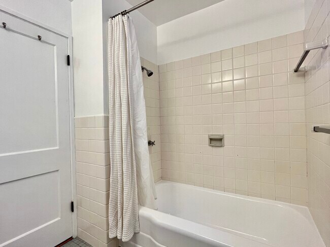 Full bathroom - 5205 Village Grn Unit Lower