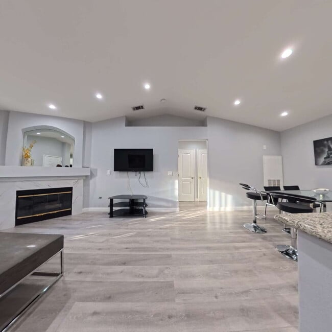 Building Photo - 1 BED 1 BATH CONDO 2nd FLOOR AT OPULENCE! Unit 2137