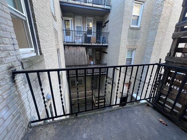 Photo - 208 Kelton St
