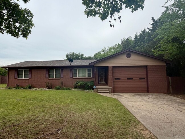 Building Photo - 700 Hillside Dr