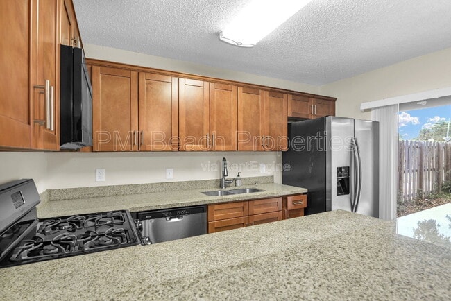 Photo - 2333 Waterside Dr