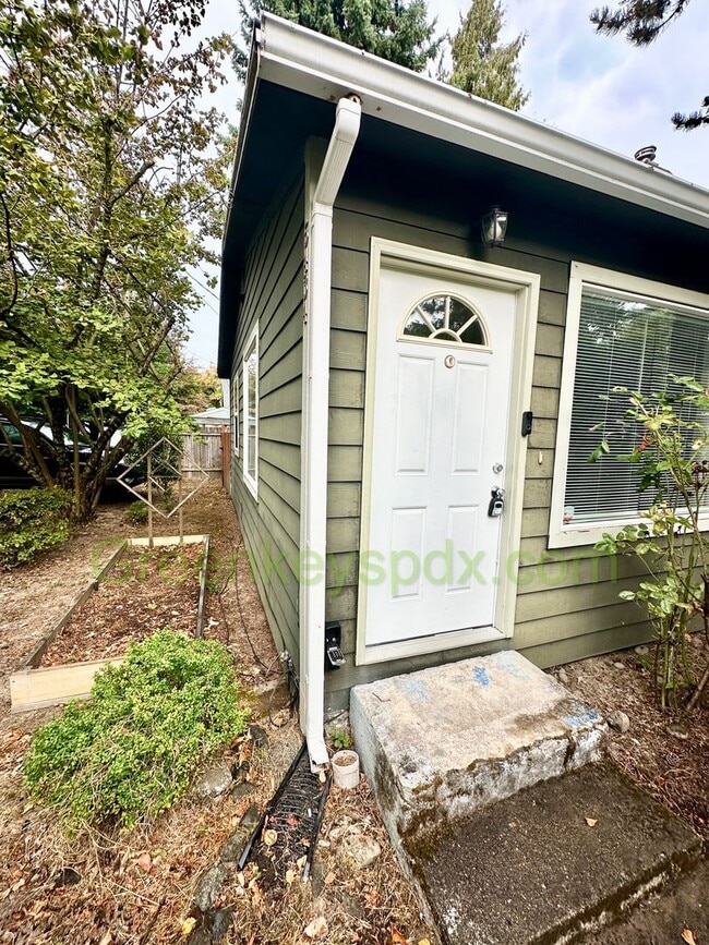 Building Photo - 2 Bedroom House with Backyard full of Frui...