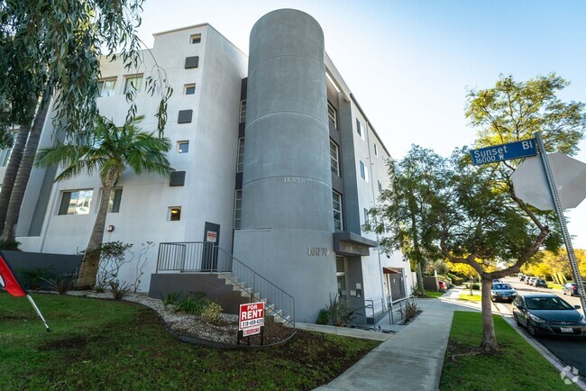 Building Photo - 16070 Sunset Blvd- fully renovated unit in... Rental