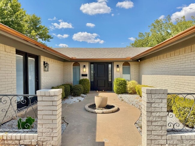6933 NW Eisenhower Dr