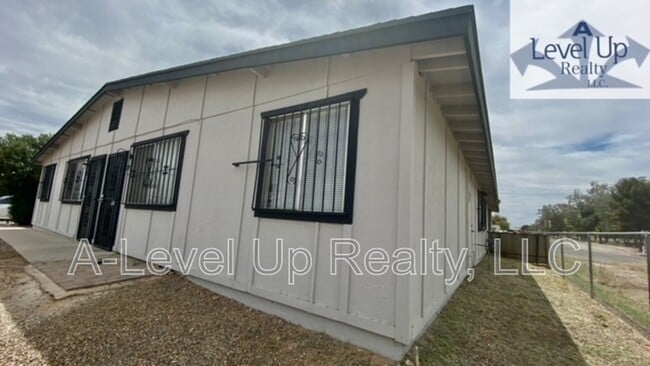 Photo - 375 E Thoroughbred St