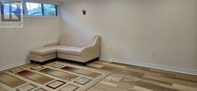 Photo - 49 Halkin Crescent