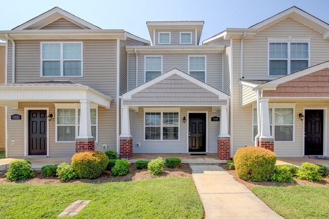 Building Photo - Beautiful Town Home Across From Tennova and Minutes to I-24 With Hardwood Flooring