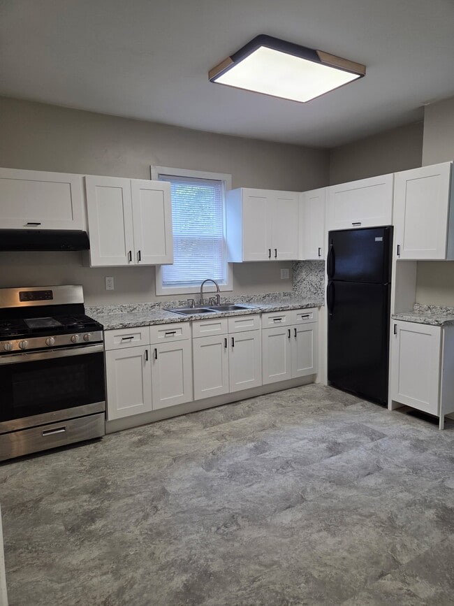 Kitchen - 1609 Chapman Ave SW Apartments Unit A