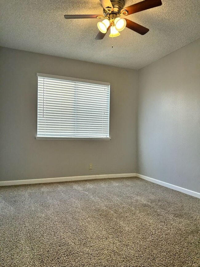 Photo - 933 W Atkins Ave Unit B