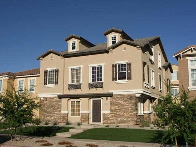 Building Photo - AVAILABLE NOW IN THE GARDENS GILBERT!!! Rental