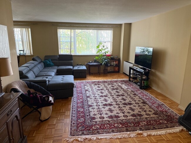 Photo - 893 Farmington Ave Unit apt 4I