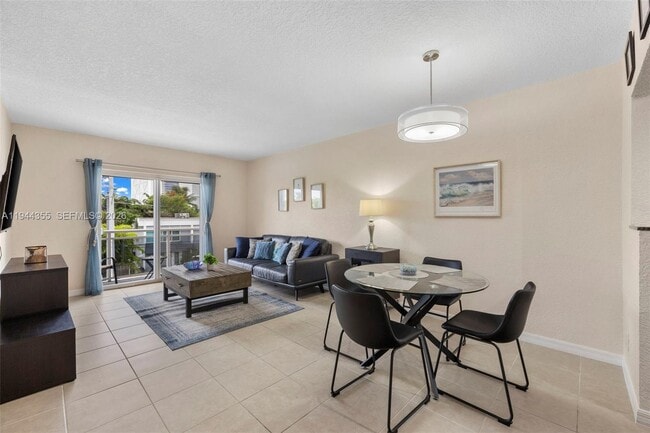 Photo - 1475 SE 15th St Unit 308