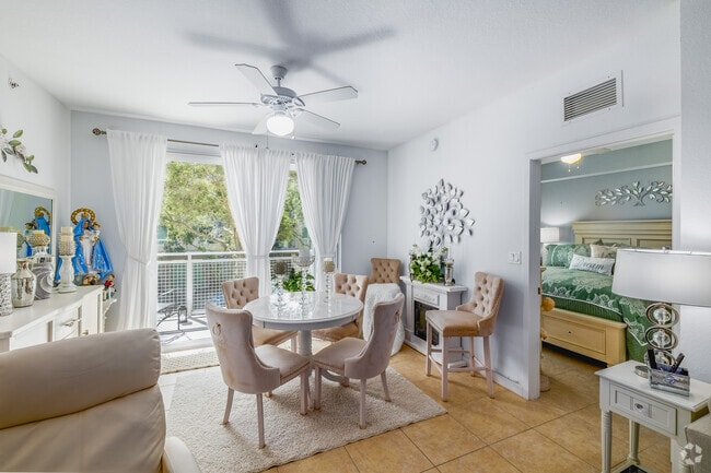 2BR, 2BA - 867SF - Living Room - Circle Creek Apartments