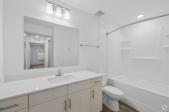 2BR, 2BA - 995SF - Bathroom