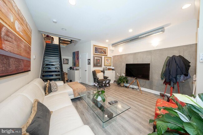 Photo - 715 Shirley St