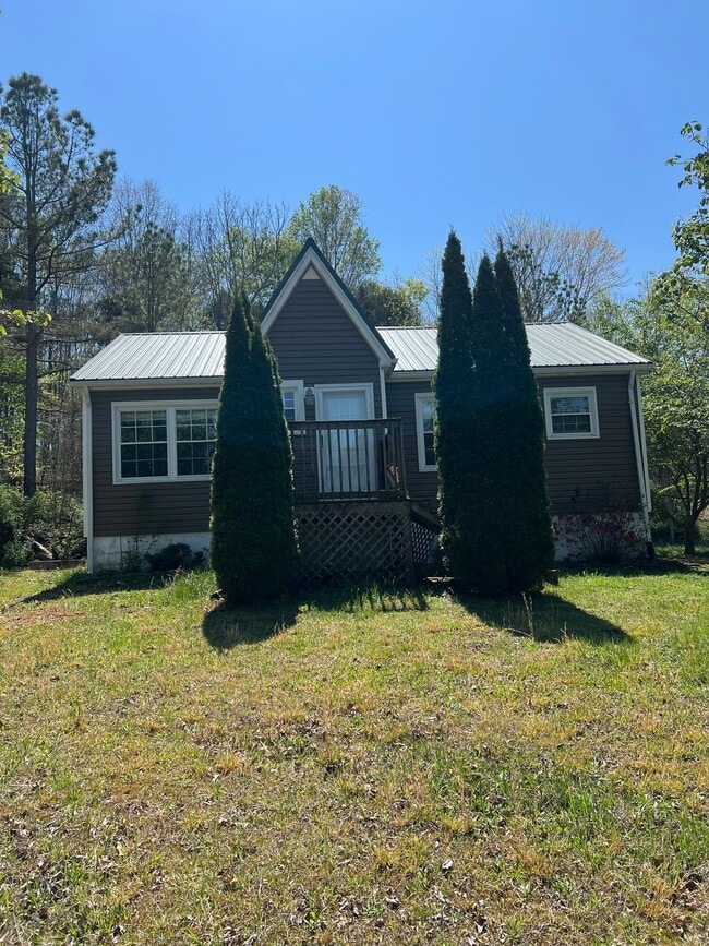 Building Photo - 335 W Maple St