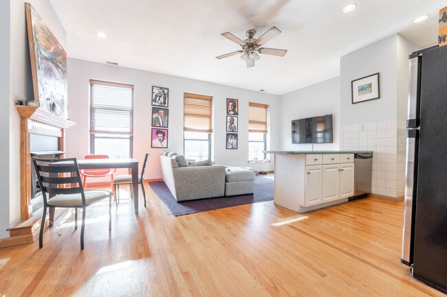 Building Photo - 1131 W Madison St Unit 3R Rental