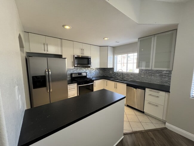 Building Photo - UPGRADED 2BEDROOM, 2BATHROOM HOME Unit 201