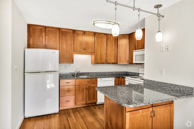 1BR, 1BA - 555SF - Ashbourne w/Deck - Kitchen - Waterford Apartments