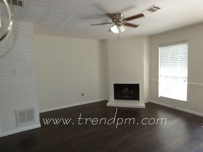 Photo - 121 Surrey Ln