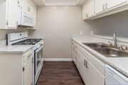 1BR, 1BA - 755SF - Kitchen