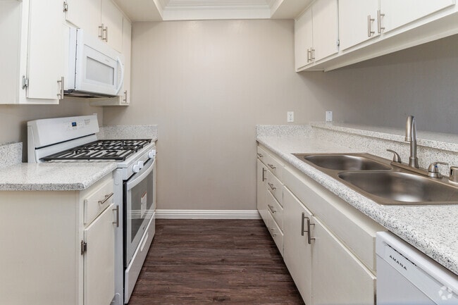 1BR, 1BA - 755SF - Kitchen - GRANDE