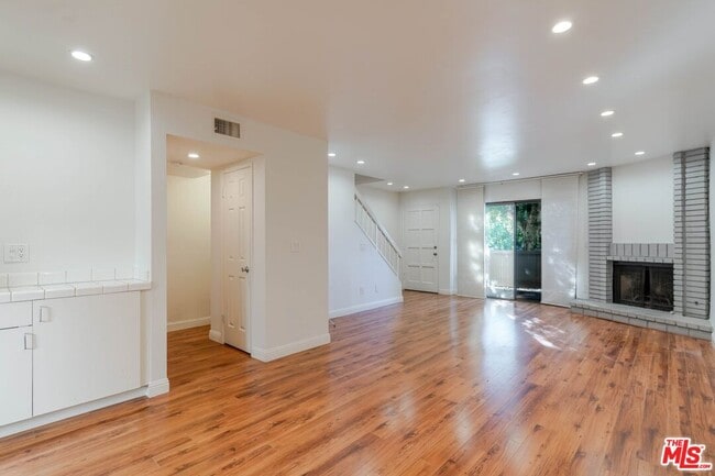 Photo - 13959 Victory Blvd