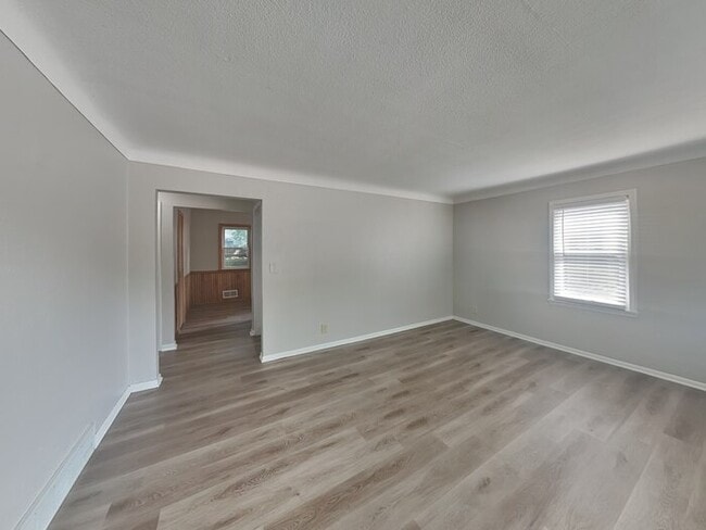 Photo - 2080 McKnight Rd N