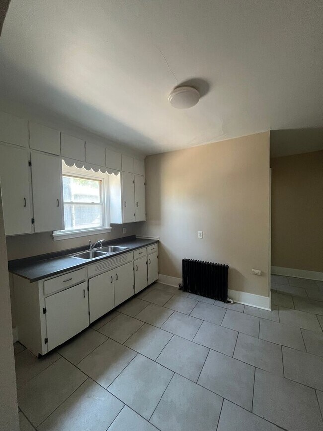 Photo - 380 Seneca Ave Unidad 380 Seneca Ave (Apt 1)