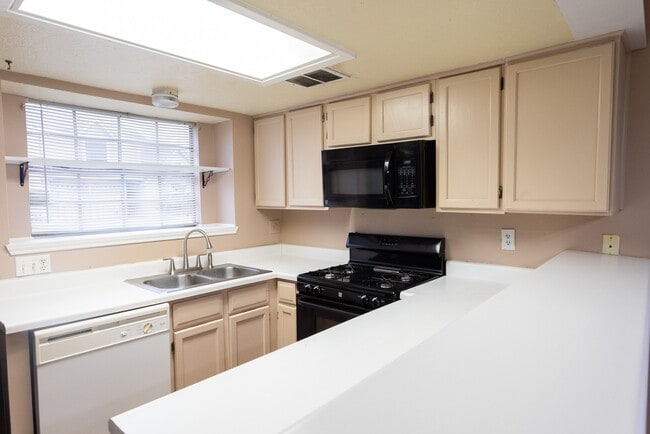 Building Photo - 1907 Country Village Blvd Unit B