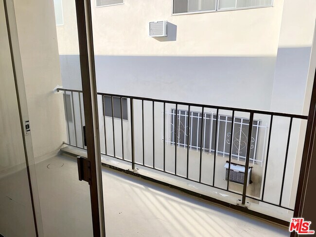 1026 N Genesee Ave Unit 9