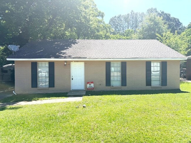 Building Photo - ** 3 bed 1.5 bath located across from Frazer Church ** Call 334-366-9198 to schedule a self tour
