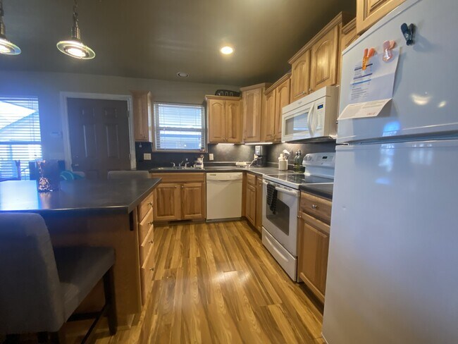 Photo - 208 McCullough St