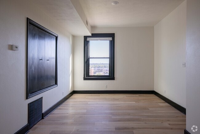 2BR, 1BA - 950SF