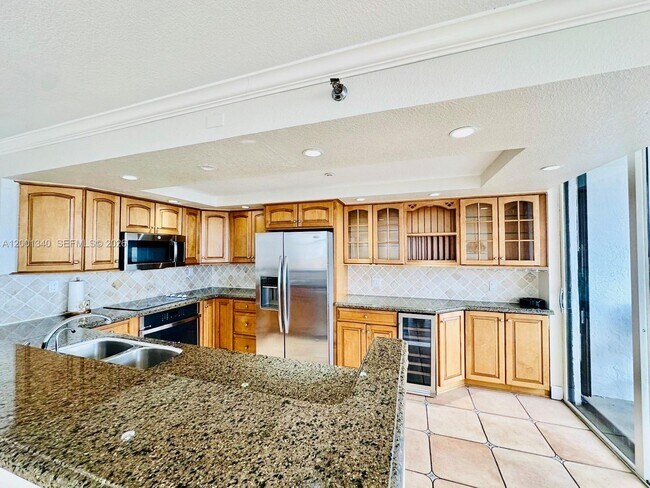 Photo - 2555 Collins Ave Unit 711