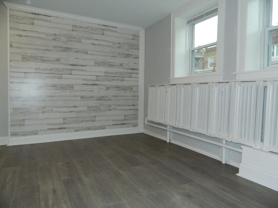 Living Room - 2517 W Gunnison St (Chicago, IL)