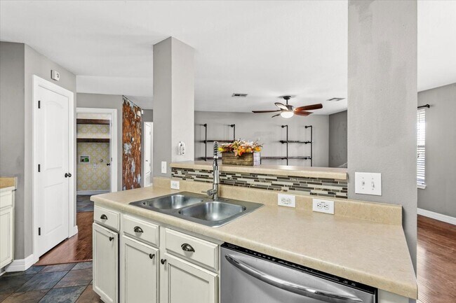 Photo - 208 Rock Hound Ln