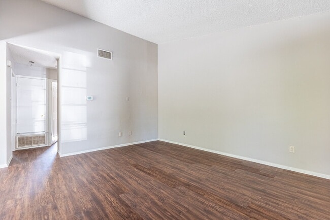 Photo - 6201 Berkett Cove Unidad A