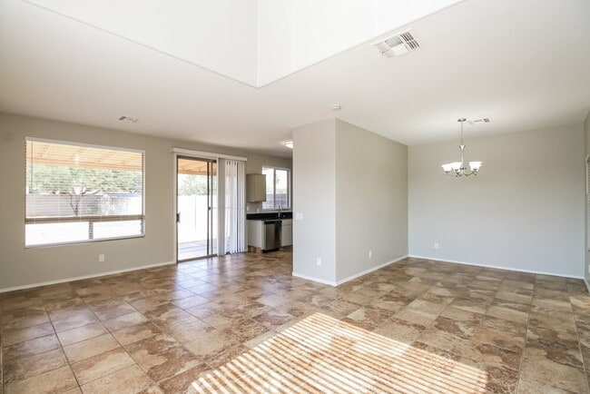 Photo - 1410 E June St