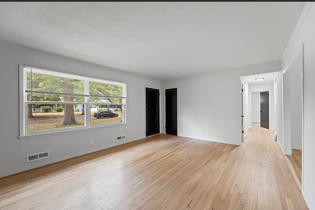 Photo - Luxury 4 bed 2 bath Ranch House